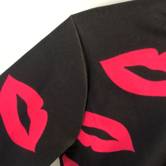 Black Crop Top with Pink Lip Print - Picture 3 of 3